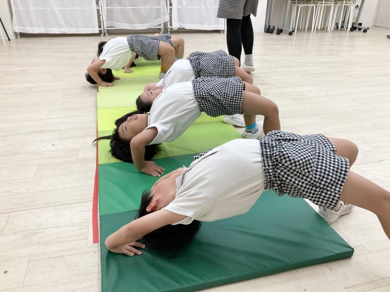 マット運動をしましたよ！《大阪市西区,新町にある幼児教育一体型保育園HUGアカデミー、一時預かり、一時保育》