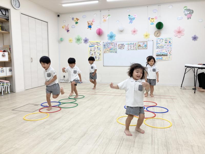 フープでケンケンパとグーパージャンプ！《大阪市西区,新町にある幼児教育一体型保育園HUGアカデミー、一時預かり、一時保育》