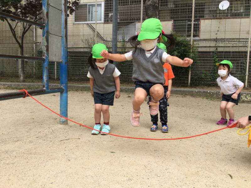 縄跳びをしました！《大阪市西区、新町にある幼児教室一体型保育園 HUGアカデミー》