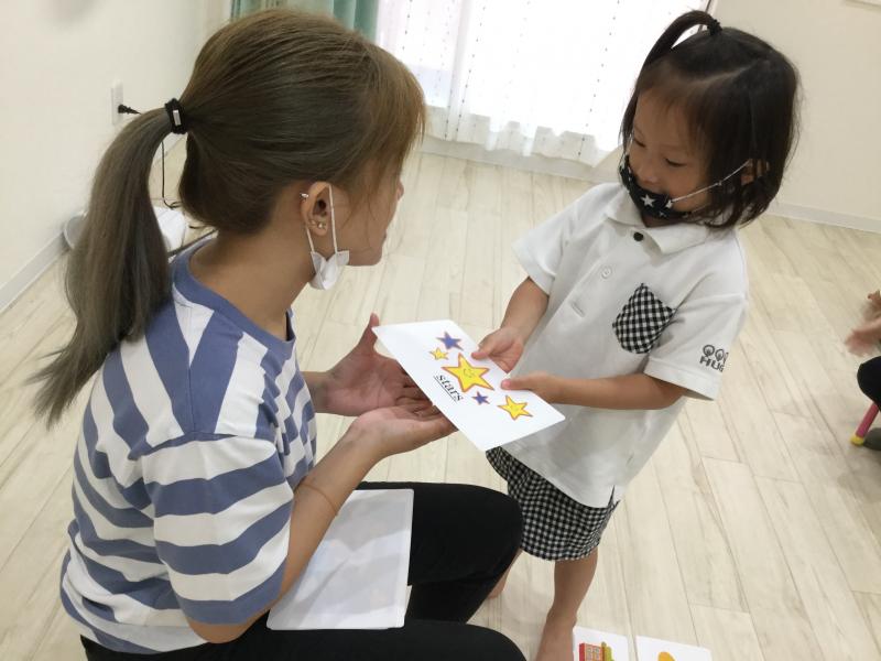 月曜日のカリキュラムは英語です！《大阪市西区、新町にある幼児教室一体型保育園HUGアカデミー》