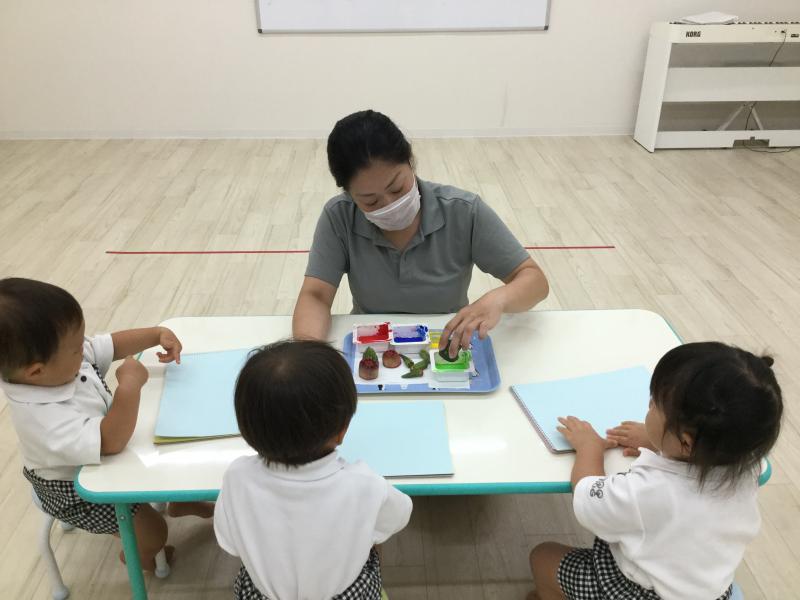 金曜日のカリキュラムは絵画です！《大阪市西区新町にある幼児教室一体型保育園》