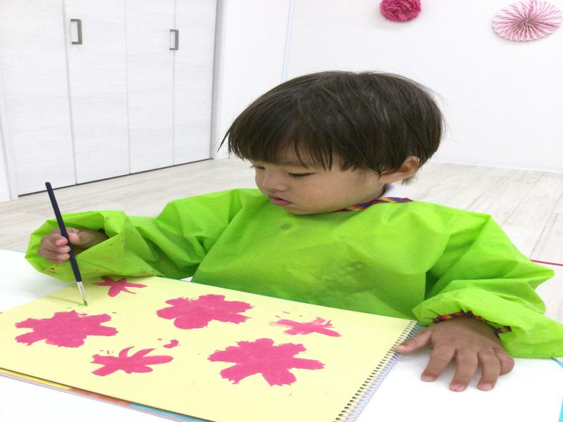 金曜日のカリキュラムは絵画、書道です！《大阪市西区、新町にある幼児教室一体型保育園HUGアカデミー》