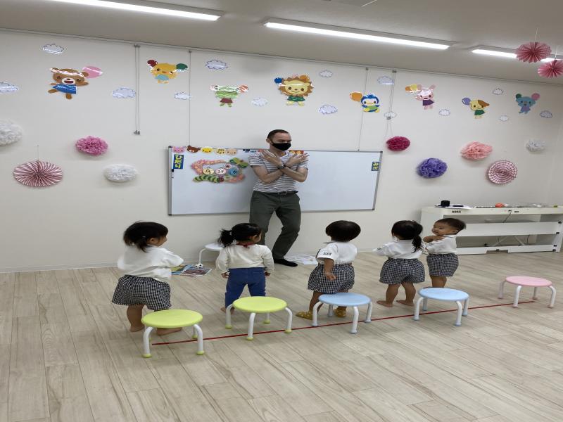 火曜日のカリキュラムは英語です！《大阪市西区、新町にある幼児教室一体型保育園HUGアカデミー》