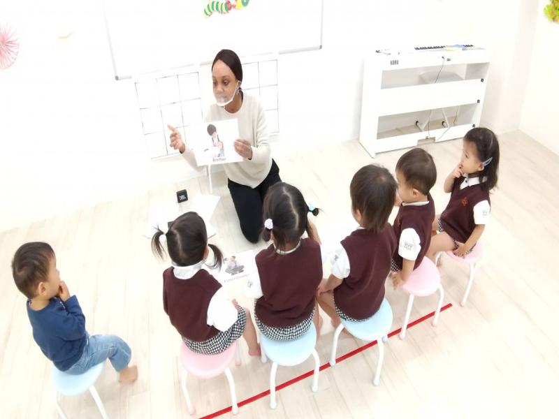 火曜日のカリキュラムは英語です！《大阪市西区、新町にある幼児教室一体型保育園HUGアカデミー》