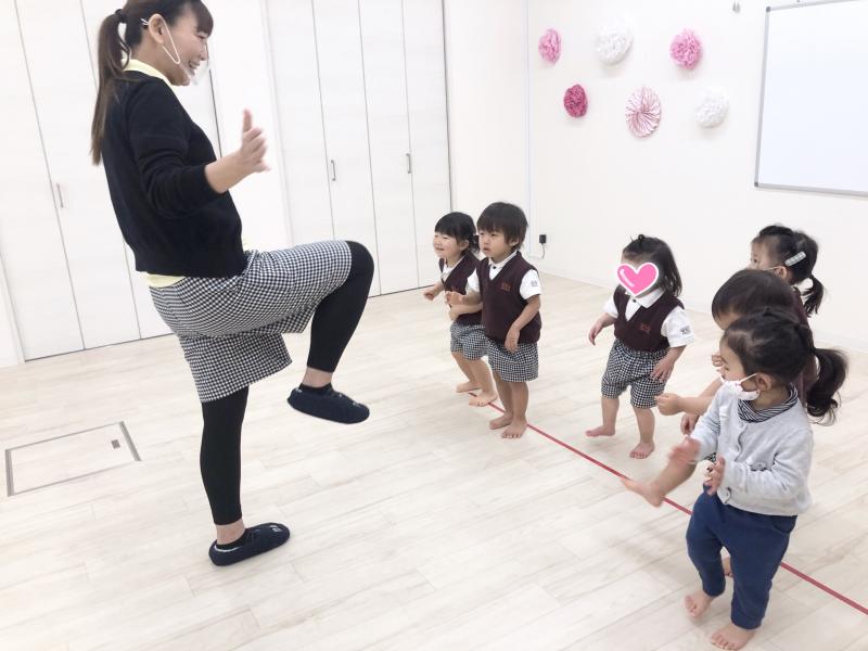 木曜日のカリキュラムはリトミックです。《大阪市西区、新町にある幼児教室一体型保育園》