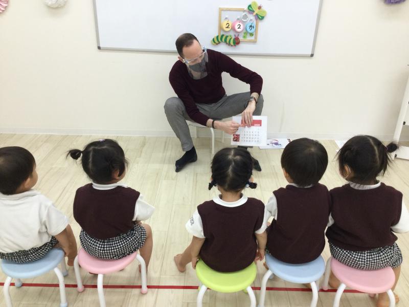 火曜日のカリキュラムは【英語】です。《大阪市西区、新町にある幼児教室一体型保育園》