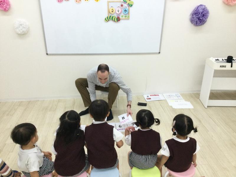 火曜日のカリキュラムは英語です。《大阪市西区、新町にある幼児教育一体型保育園HUGアカデミー》