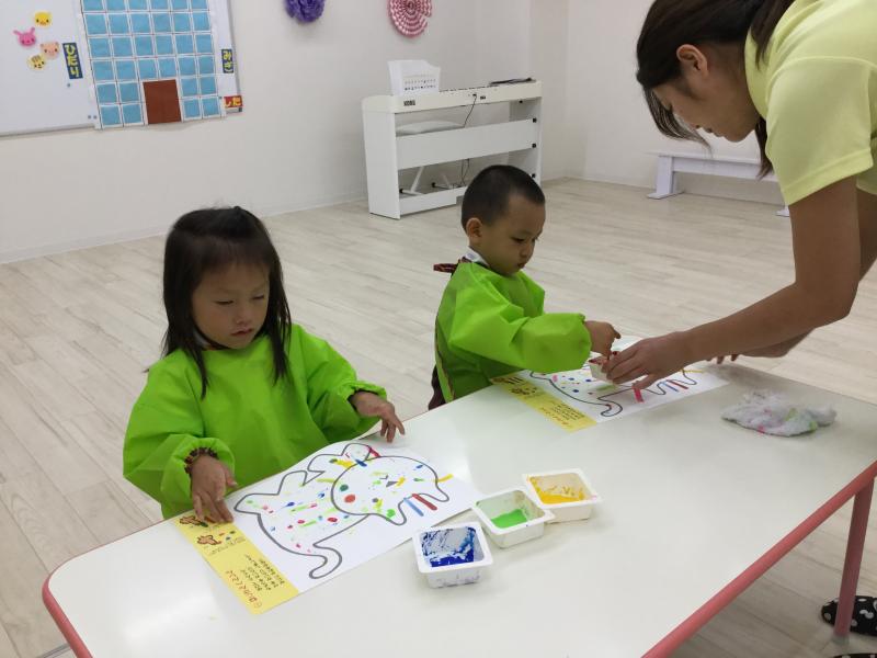 絵の具であそぼう！《大阪市西区、新町にある幼児教室一体型保育園》