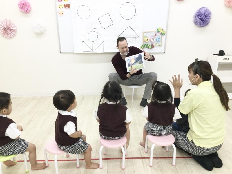 火曜日のカリキュラムは英語です♪《大阪市西区、新町にある幼児教室一体型保育園》