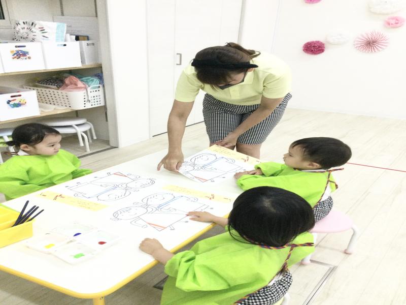 木曜日カリキュラムは絵画です！《大阪市西区、新町にある幼児教育一体型保育園HUGアカデミー》
