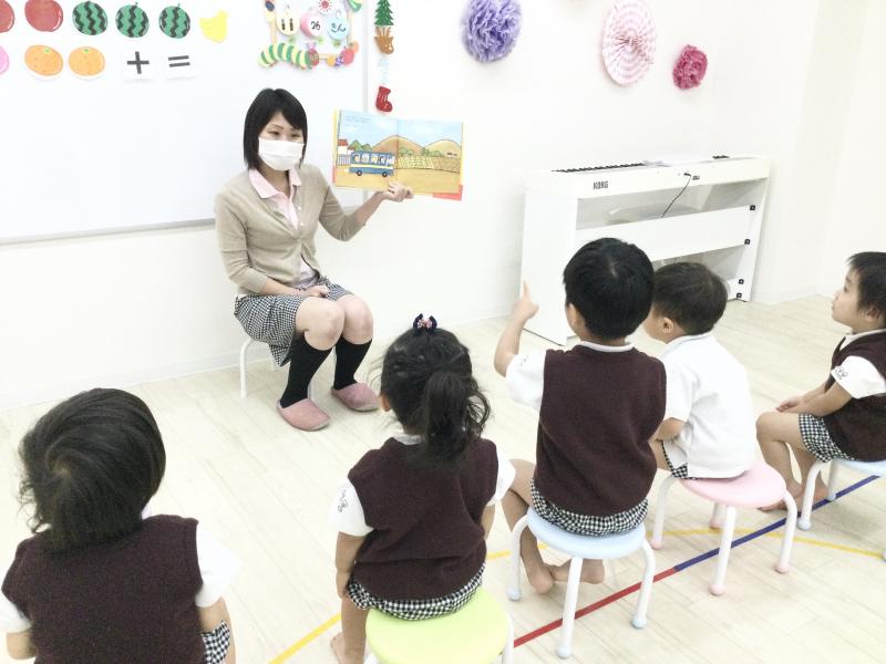 人気の絵本紹介と読み聞かせ☆《大阪市西区、新町にある幼児教室一体型保育園》
