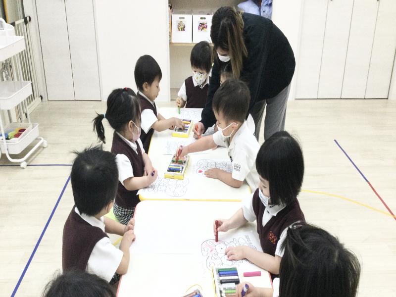 水曜日のカリキュラムは英語です。《大阪市西区、新町にある幼児教室一体型保育園》