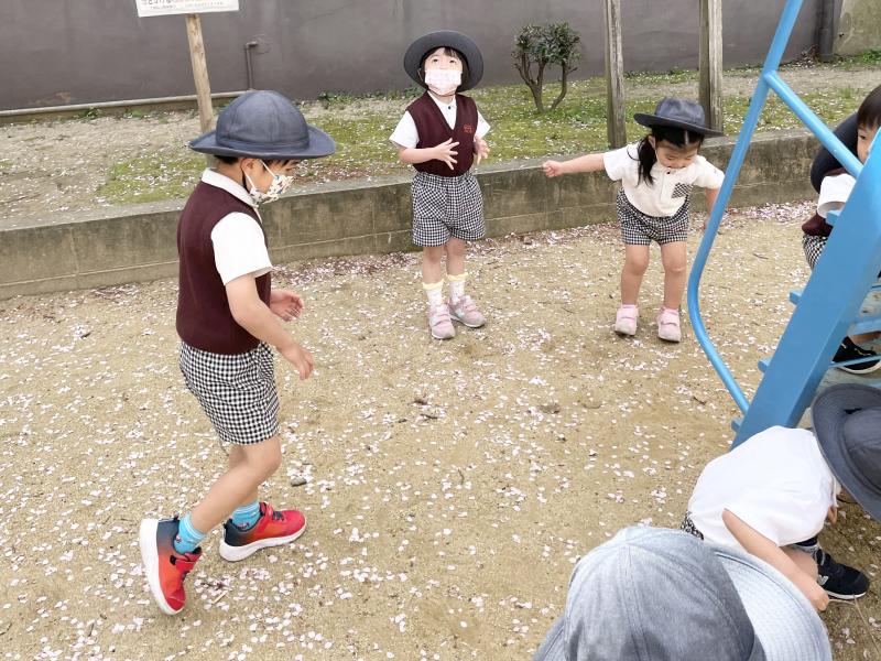戸外遊び《大阪市西区、新町にある幼児教育一体型保育園HUGアカデミー》