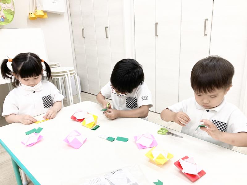 折り紙をでいちごとバラをおりました！《大阪市西区、新町にある幼児教育一体型保育園HUGアカデミー、一時預かり、一時保育》