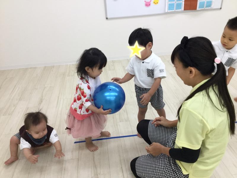 ボールでコミニュケーション！《大阪市西区新町、幼児教室一体型保育園》
