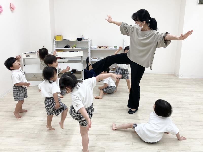 リトミックをしました♪ 《大阪市西区、新町にある幼児教育一体型保育園HUGアカデミー、一時預かり、一時保育》