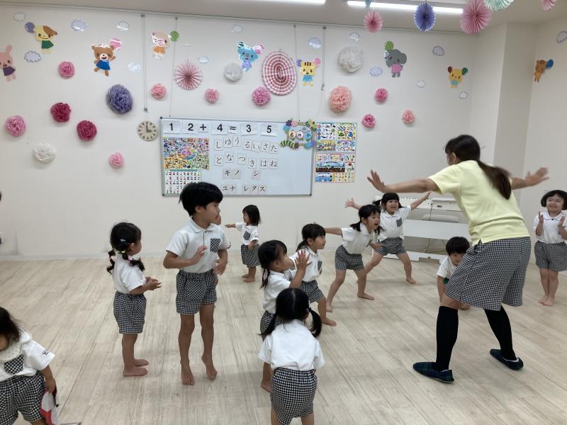 体操をしました《大阪市西区、新町にある幼児教育一体型保育園HUGアカデミー、むた一時預かり、一時保育》