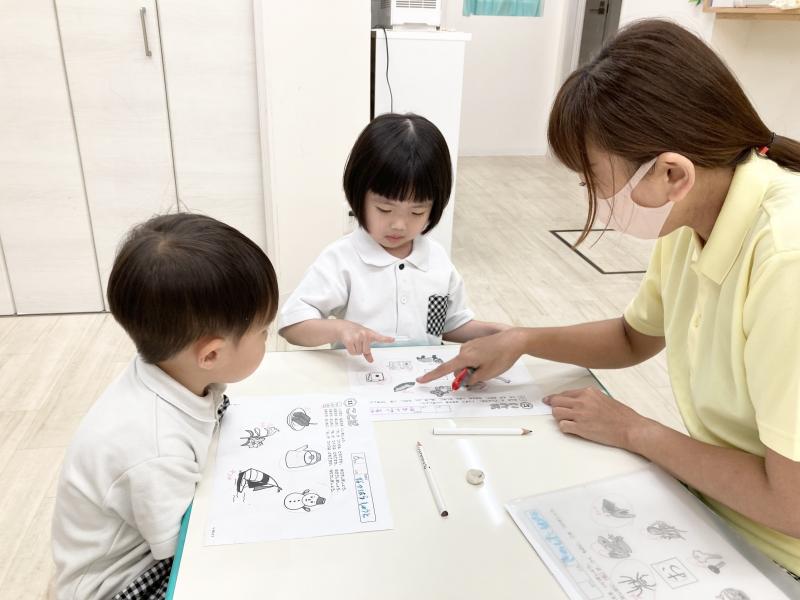 鉛筆の持ち方《大阪市西区、新町にある幼児教育一体型保育園HUGアカデミー、一時預かり、一時保育》