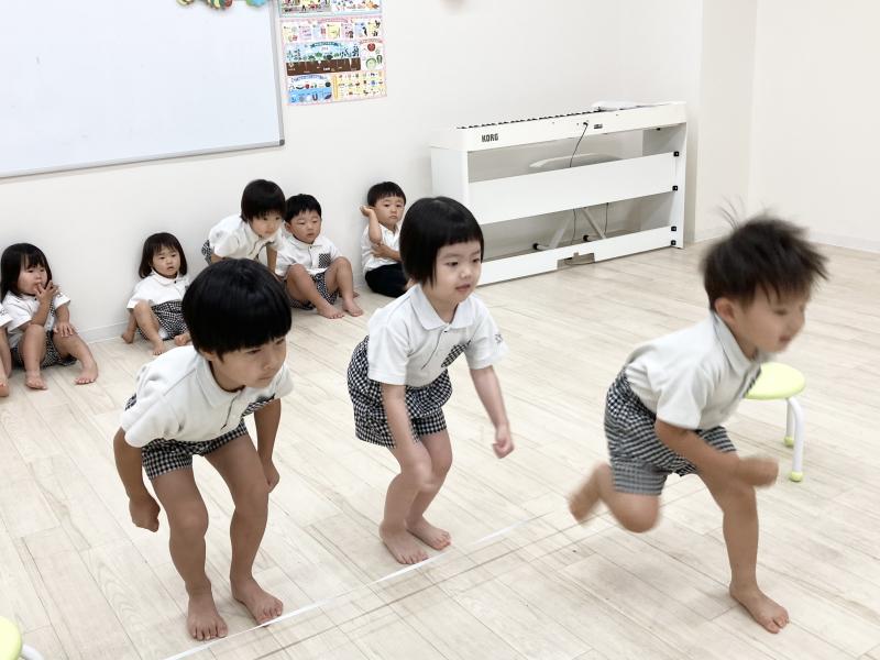 ゴム跳びをしました《大阪市西区、新町にある幼児教育一体型保育園HUGアカデミー、一時預かり、一時保育》