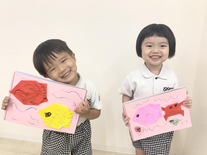 折り紙で魚を作りました《大阪市西区、新町にある幼児教育一体型保育園HUGアカデミー、一時預かり、一時保育》