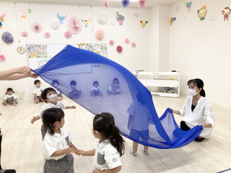 リトミックをしました《大阪市西区、新町にある幼児教育一体型保育園HUGアカデミー、一時預かり、一時保育》