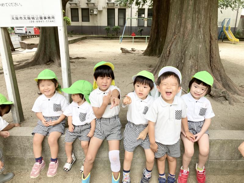 水鉄砲でバンバン♪《大阪市西区、新町にある幼児教室一体型保育園》