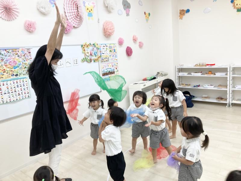 今日は、リトミック♡《大阪市西区、新町にある幼児教室一体型保育園》