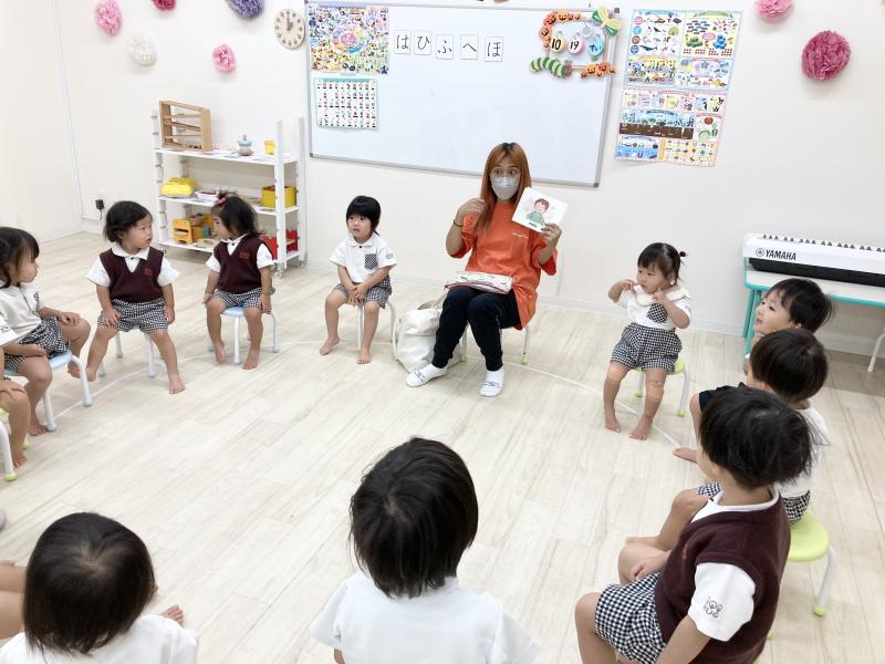 ライカ先生のイングリッシュ♪ 《大阪市西区、新町にある幼児教育一体型保育園HUGアカデミー、一時預かり、一時保育》