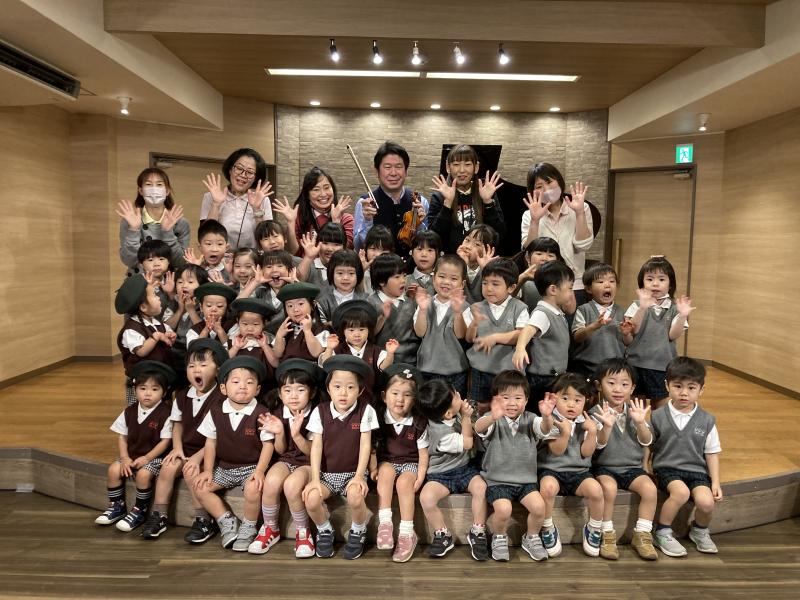 みんなでバイオリン体験♪ 《大阪市西区,新町にある幼児教育一体型保育園HUGアカデミー、一時預かり、一時保育》