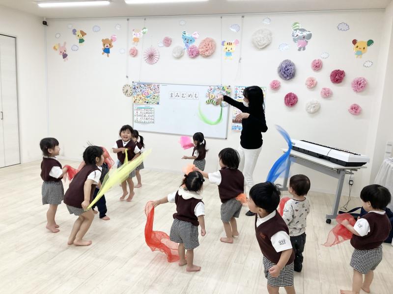 リトミックをしました《大阪市西区,新町にある幼児教育一体型保育園HUGアカデミー、一時預かり、一時保育》