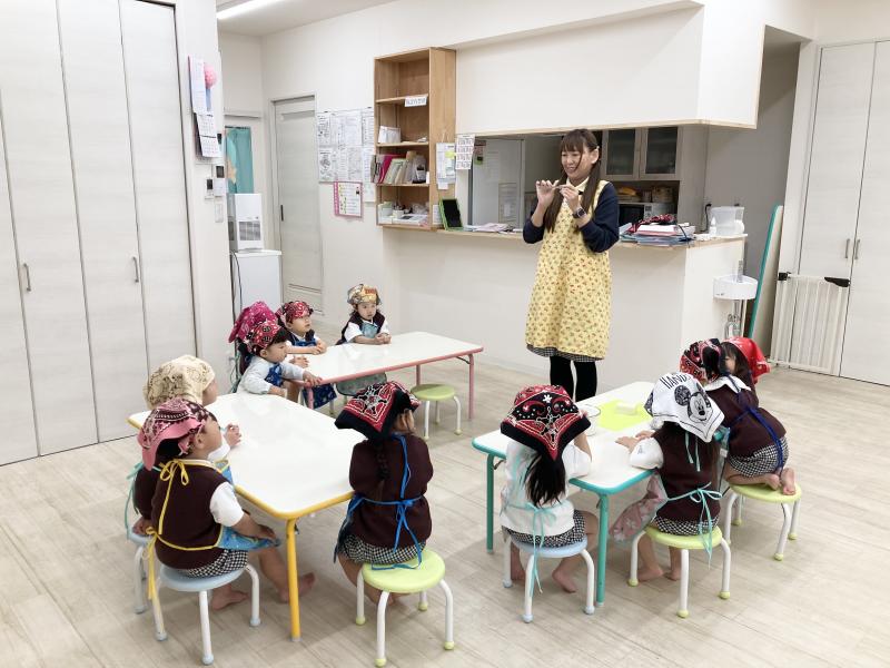 クッキングでお味噌汁の具材を切りました！《大阪市西区,新町にある幼児教育一体型保育園HUGアカデミー、一時預かり、一時保育》