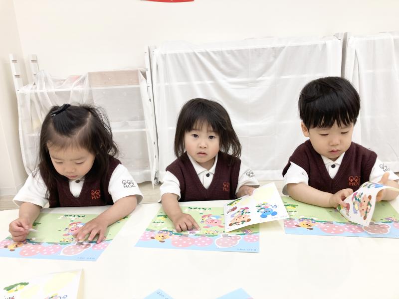 シール貼りをしました♪ 《大阪市西区,新町にある幼児教育一体型保育園HUGアカデミー、一時預かり、一時
