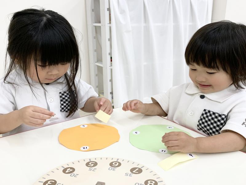 カタツムリの時計を作りました！《大阪市西区,新町にある幼児教育一体型保育園HUGアカデミー、一時預かり、一時保育》