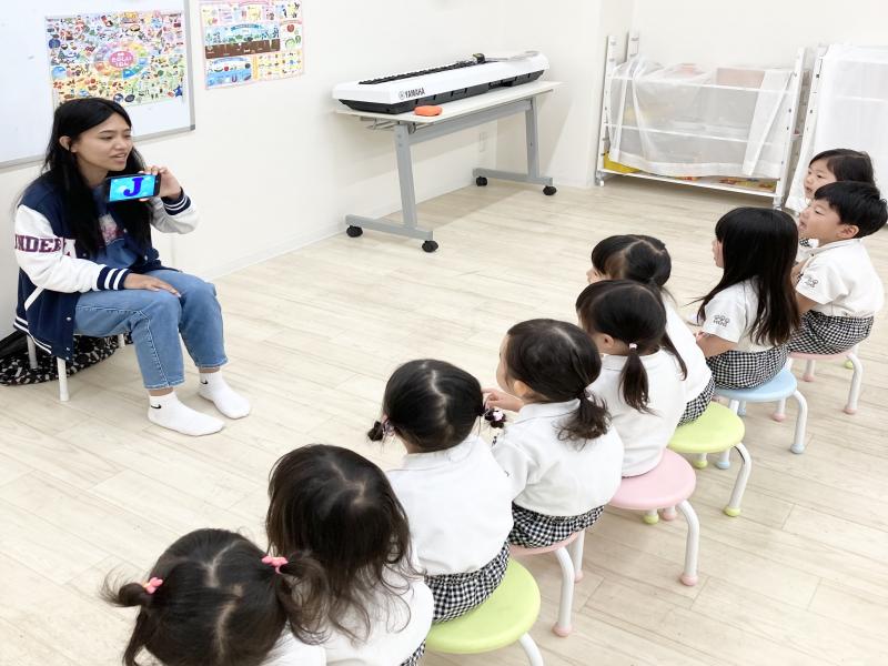 ライカ先生のイングリッシュ♪《大阪市西区,新町にある幼児教育一体型保育園HUGアカデミー、一時預かり、一時保育》
