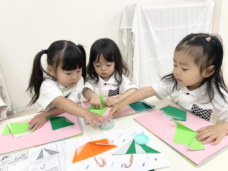 折り紙をしましたよ！《大阪市西区,新町にある幼児教育一体型保育園HUGアカデミー、一時預かり、一時保育》