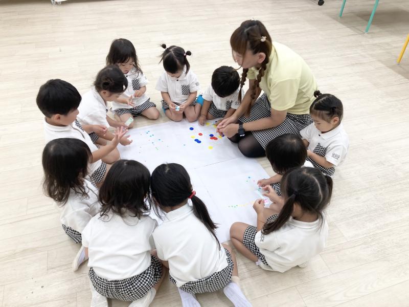 シール貼りとお絵描きをしましたよ！《大阪市西区,新町にある幼児教育一体型保育園HUGアカデミー、一時預かり、一時保育》