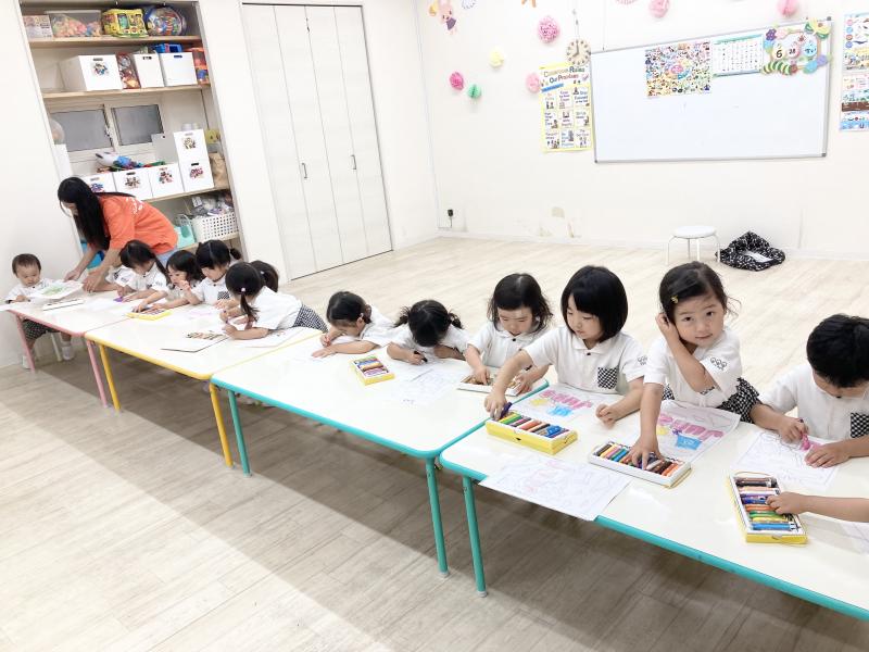ライカ先生のイングリッシュ♪ 《大阪市西区,新町にある幼児教育一体型保育園HUGアカデミー、一時預かり、一時保育》