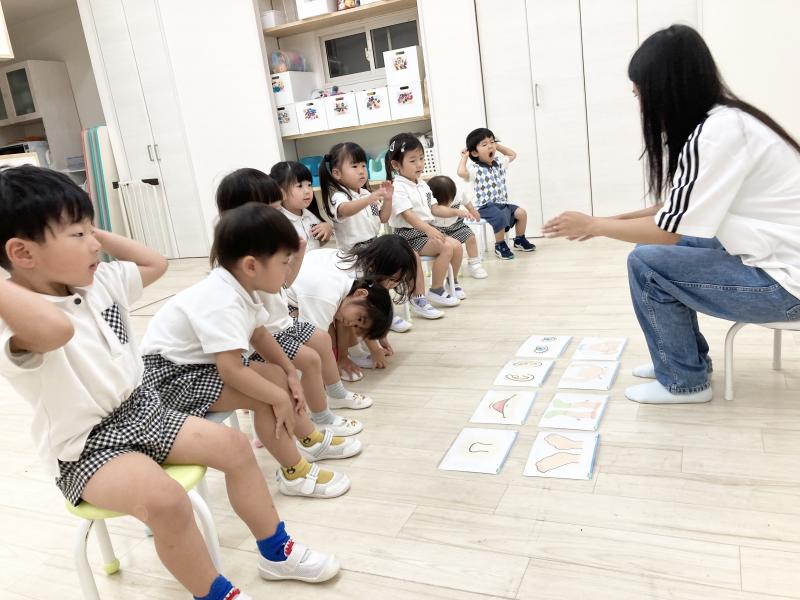 ライカ先生のイングリッシュ♪ 《大阪市西区,新町にある幼児教育一体型保育園HUGアカデミー、一時預かり、一時保育》