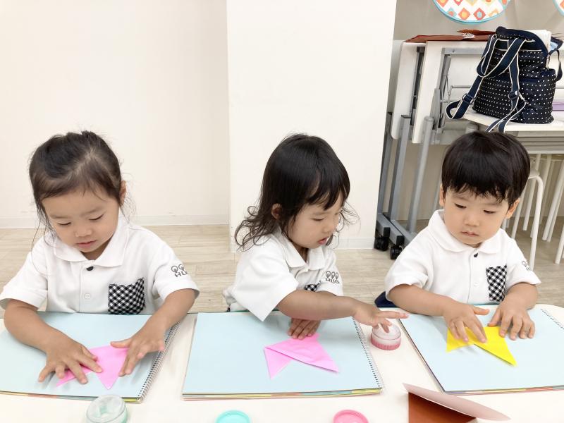 折り紙をしました。《大阪市西区,新町にある幼児教育一体型保育園HUGアカデミー、一時預かり、一時保育》