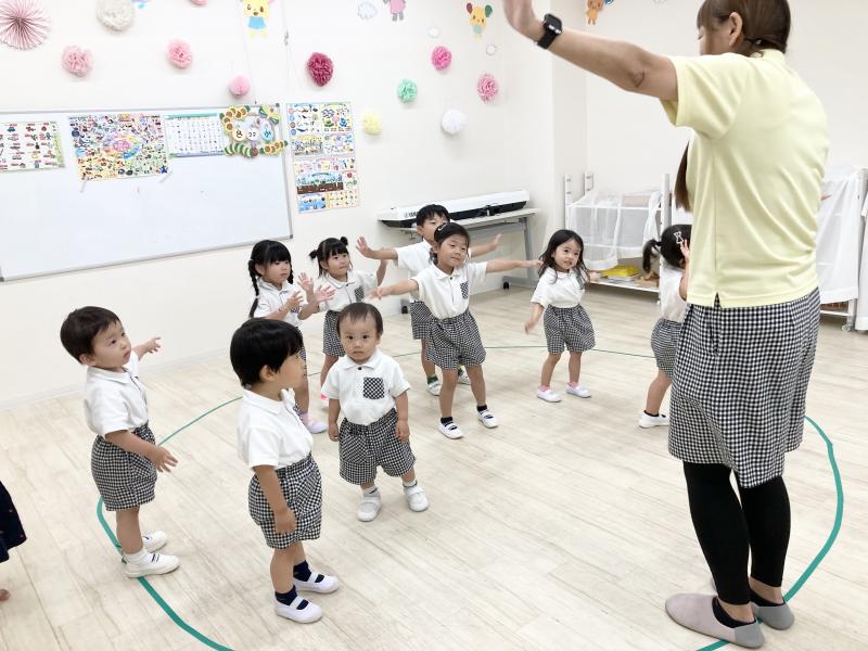 体操をしました！《大阪市西区,新町にある幼児教育一体型保育園HUGアカデミー、一時預かり、一時保育》