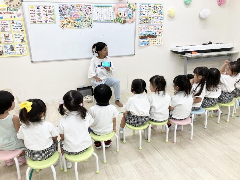 ライカ先生のイングリッシュ！《大阪市西区,新町にある幼児教育一体型保育園HUGアカデミー、一時預かり、一時保育》
