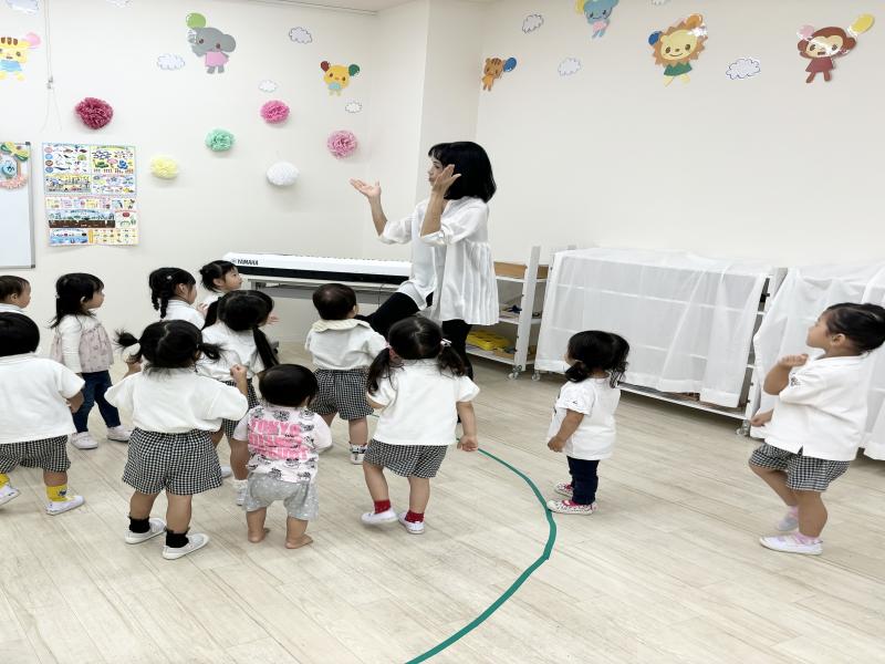 リトミックをしました。《大阪市西区,新町にある幼児教育一体型保育園HUGアカデミー、一時預かり、一時保育》