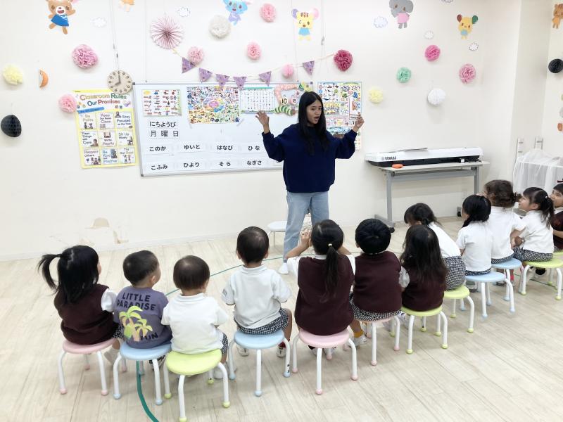 今日はイングリッシュです! 《大阪市西区,新町にある幼児教育一体型保育園HUGアカデミー、一時預かり、一時保育》