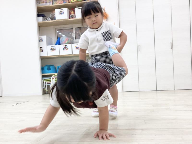 体操をしましたよ。《大阪市西区,新町にある幼児教育一体型保育園HUGアカデミー、一時預かり、一時保育》