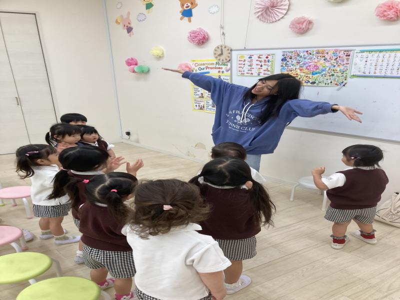 英語レッスン♪《大阪市西区新町にある幼児教室一体型保育園》