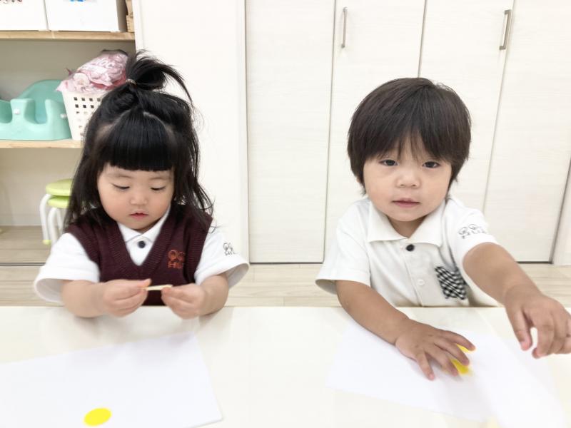 シール貼りをしました《大阪市西区,新町にある幼児教育一体型保育園HUGアカデミー、一時預かり、一時保育》