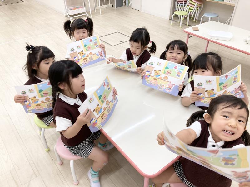 シール貼りとお遊戯会の練習をしました！《大阪市西区,新町にある幼児教育一体型保育園HUGアカデミー、一時預かり、一時保育》