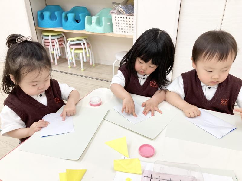折り紙をしました！《大阪市西区,新町にある幼児教育一体型保育園HUGアカデミー、一時預かり、一時保育》
